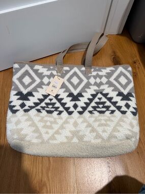 Cozy Geometric Pattern Tote Bag in Cream and Gray